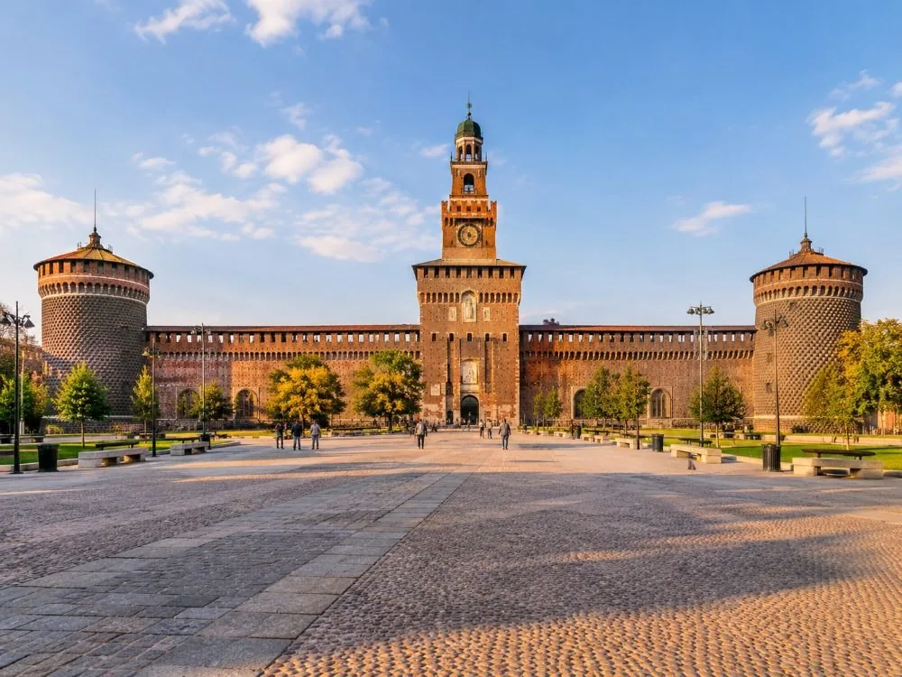 la Piazza d&rsquo;Armi, il grande cortile in mattoni dentro le mura