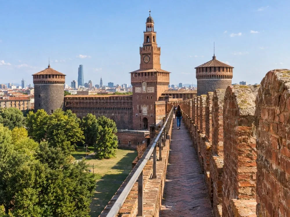 il camminamento delle merlate con i tetti di Milano sullo sfondo