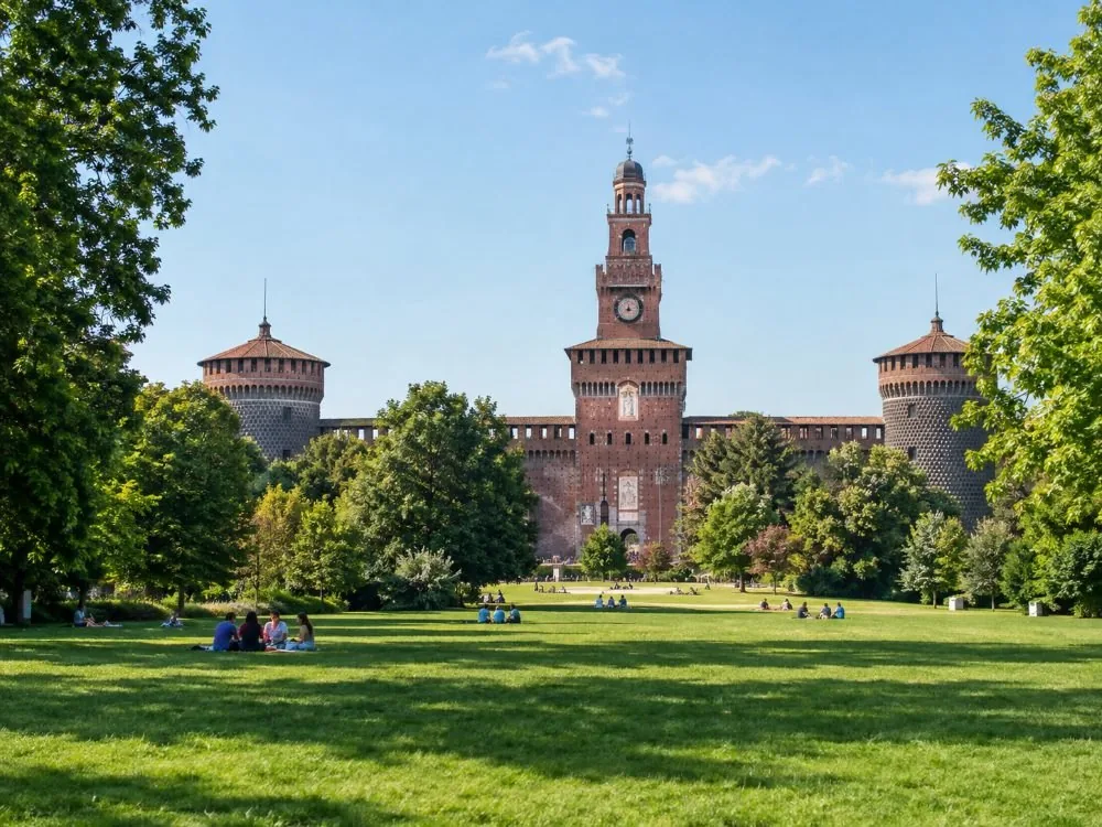 i prati di Parco Sempione con il castello e le torri sul fondo